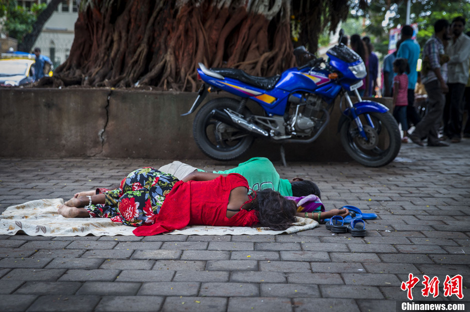 高清：孟買掠影——白衣翩翩的少年