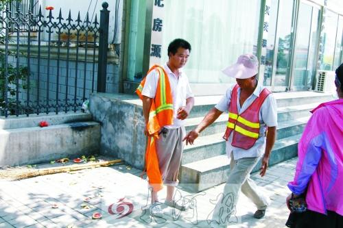 環衛工制止亂扔西瓜皮遭6男1女圍毆 衣服被撕破