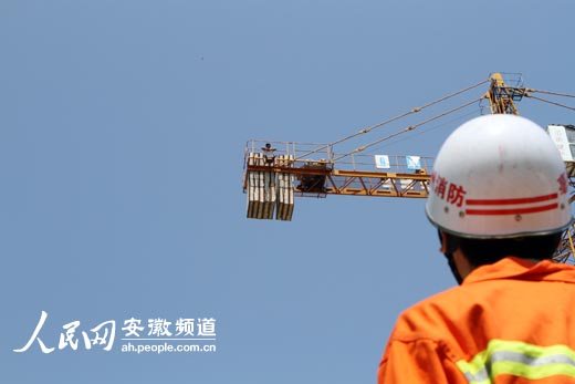 男子為討薪欲跳30米高塔 勞動(dòng)部門(mén)攜款17萬(wàn)元將其勸下