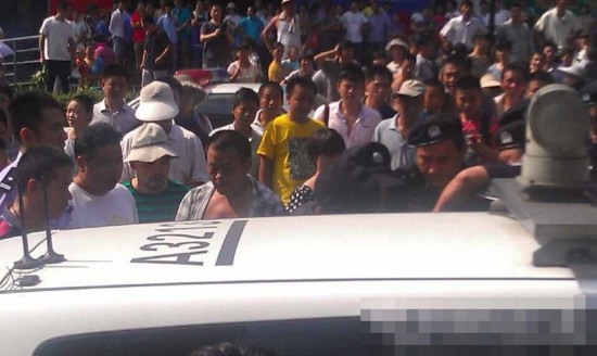 杭州一男子超市持刀砍人 兩名民警被咬受傷（圖）