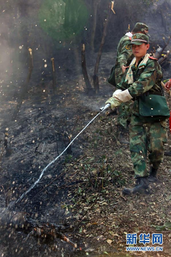 浙江富陽山火持續(xù)蔓延 武警官兵全力撲救