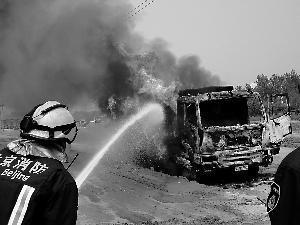 空載渣土運輸車被破損高壓電線引燃 只剩車架(圖)