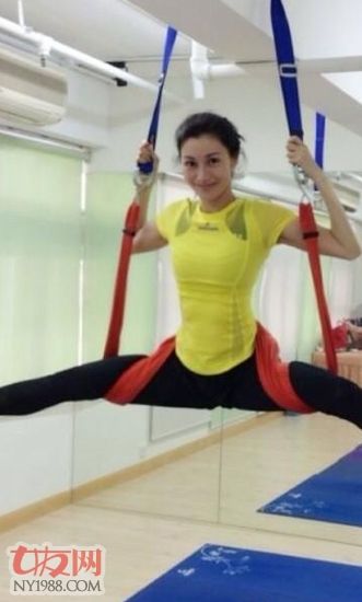 李嘉欣一字馬倒立露笑容 高難度動(dòng)作網(wǎng)友大呼厲害