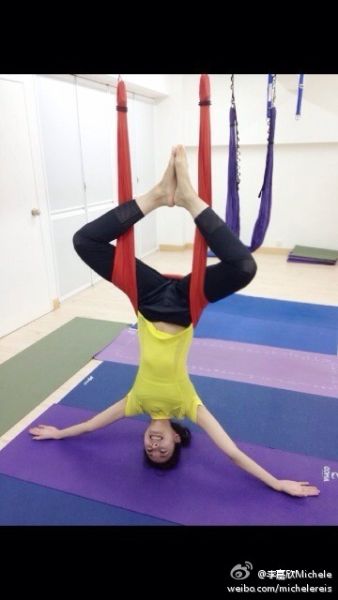 李嘉欣一字馬倒立露笑容 高難度動作網友大呼厲害