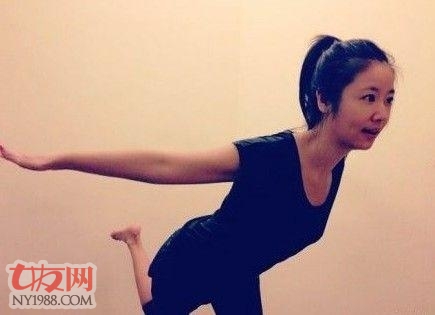 李嘉欣一字馬倒立露笑容 高難度動作網友大呼厲害