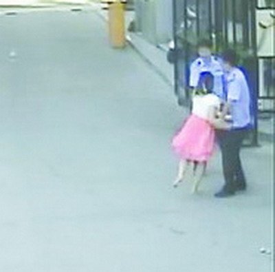 女老板無證駕駛大客車被查 猛踹民警襠部當街撒潑(圖)