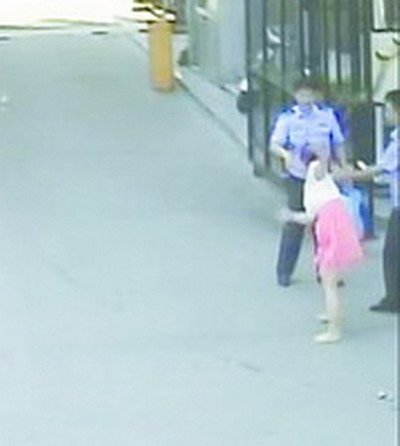 女老板無證駕駛大客車被查 猛踹民警襠部當街撒潑(圖)