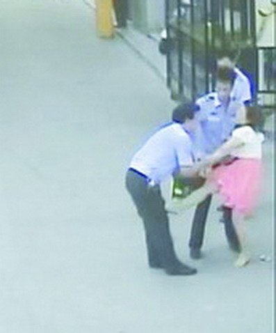 女老板無證駕駛大客車被查 猛踹民警襠部當街撒潑(圖)