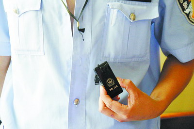 女老板無證駕駛大客車被查 猛踹民警襠部當街撒潑(圖)