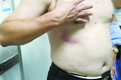 女老板無(wú)證駕駛大客車(chē)被查 猛踹民警襠部當(dāng)街撒潑(圖)