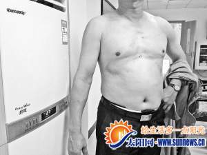 女老板無證駕駛大客車被查 猛踹民警襠部當街撒潑(圖)