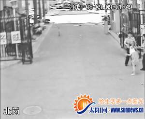 女老板無證駕駛大客車被查 猛踹民警襠部當街撒潑(圖)