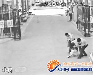 女老板無證駕駛大客車被查 猛踹民警襠部當(dāng)街撒潑(圖)