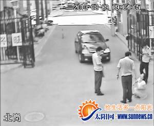女老板無證駕駛大客車被查 猛踹民警襠部當街撒潑(圖)