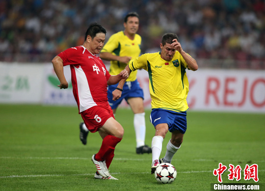中國“老男孩”足球隊1：2惜敗巴西傳奇巨星隊
