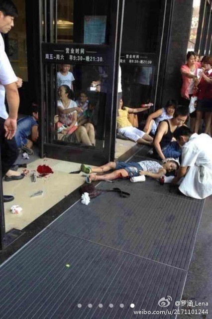 河南許昌：一轎車(chē)沖入人群致一死十傷