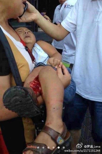 河南許昌：一轎車沖入人群致一死十傷