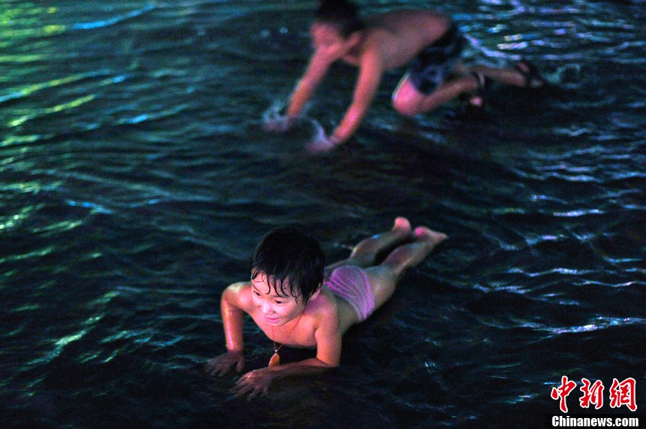 重慶再發高溫紅色預警 市民水中玩麻將納涼