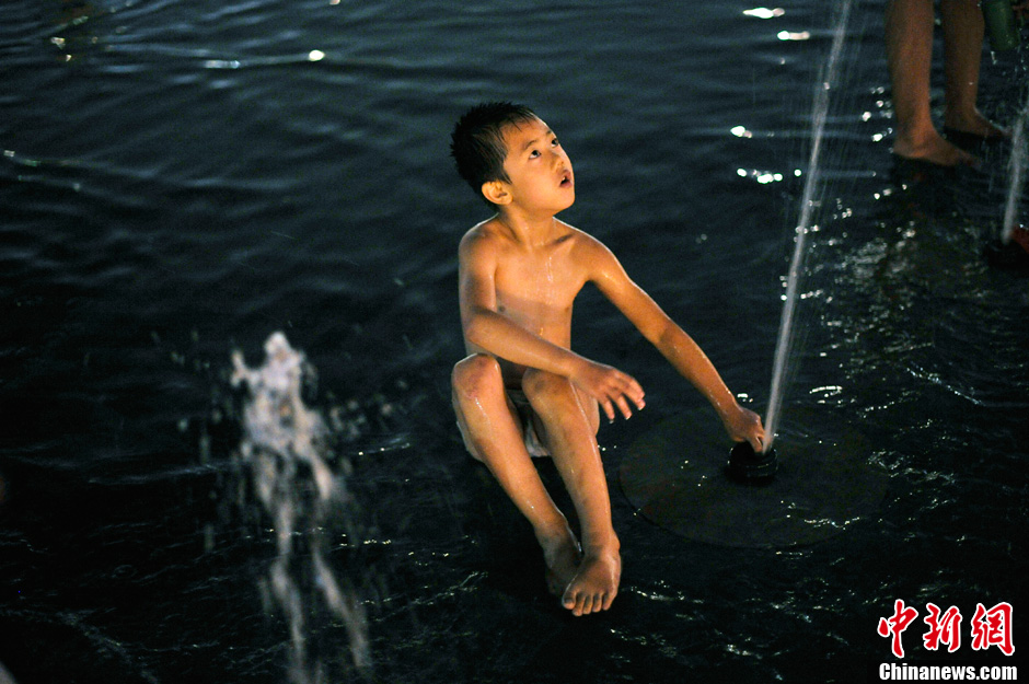 重慶再發高溫紅色預警 市民水中玩麻將納涼