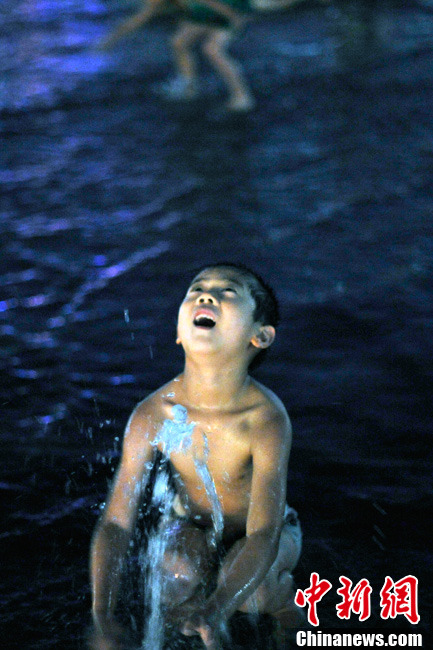 重慶再發高溫紅色預警 市民水中玩麻將納涼