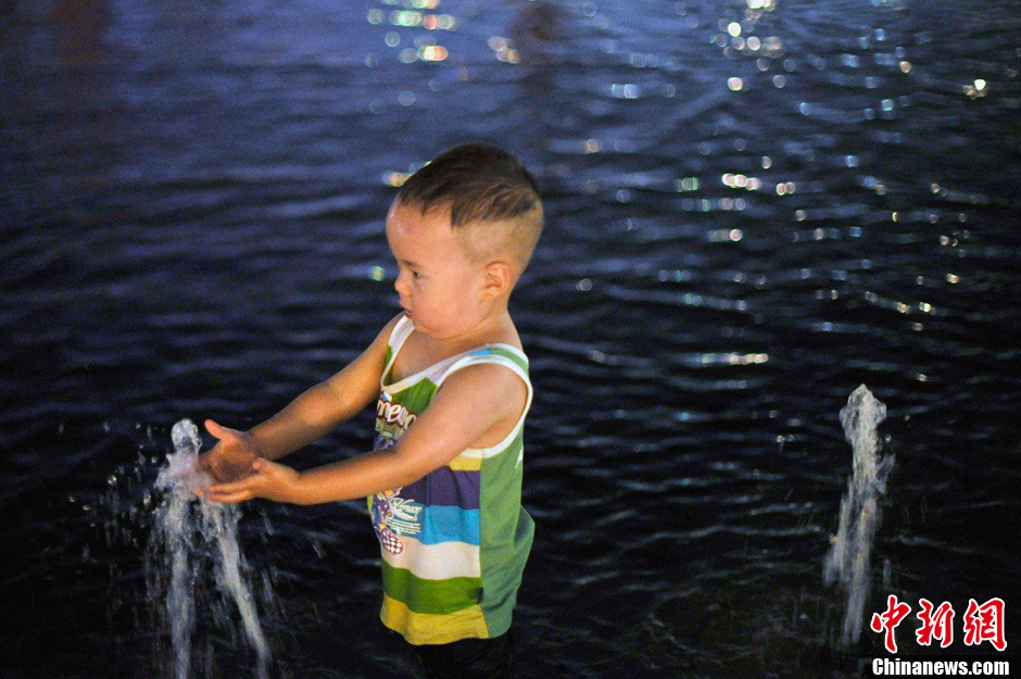 重慶再發(fā)高溫紅色預(yù)警 市民水中玩麻將納涼