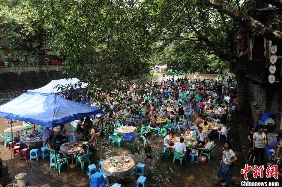 重慶再發(fā)高溫紅色預(yù)警 市民水中玩麻將納涼