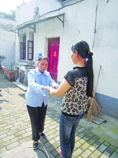六旬孝女堅持20多年倒走 陪百歲盲母散步(圖)