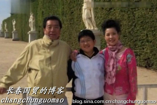 網(wǎng)曝李雙江幸福全家福 網(wǎng)友為李天一惋惜