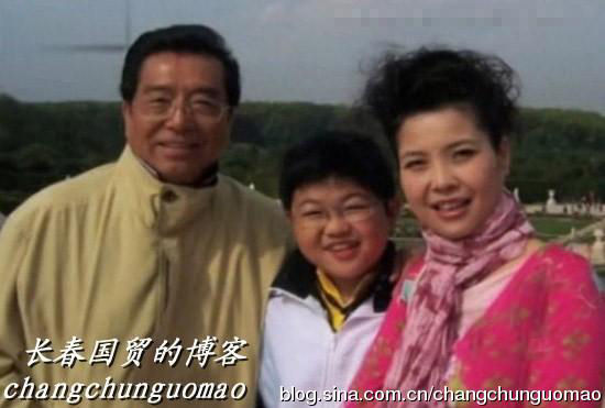 網曝李雙江幸福全家福 網友為李天一惋惜