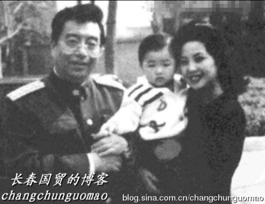 網曝李雙江幸福全家福 網友為李天一惋惜