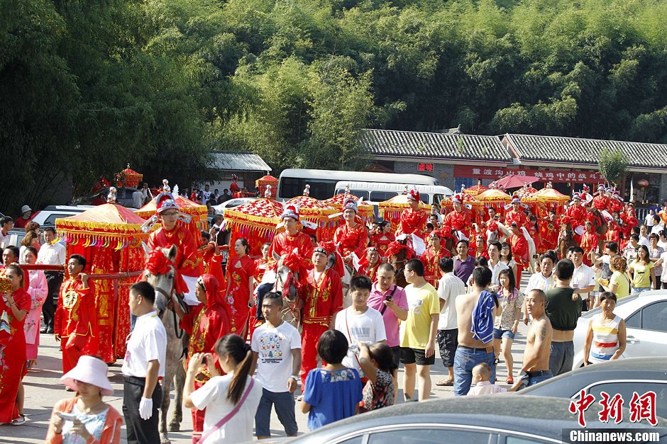 30對新人集體舉辦中式婚禮 引萬人圍觀