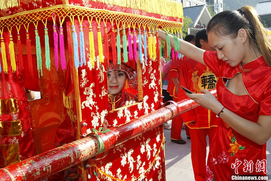 30對新人集體舉辦中式婚禮 引萬人圍觀