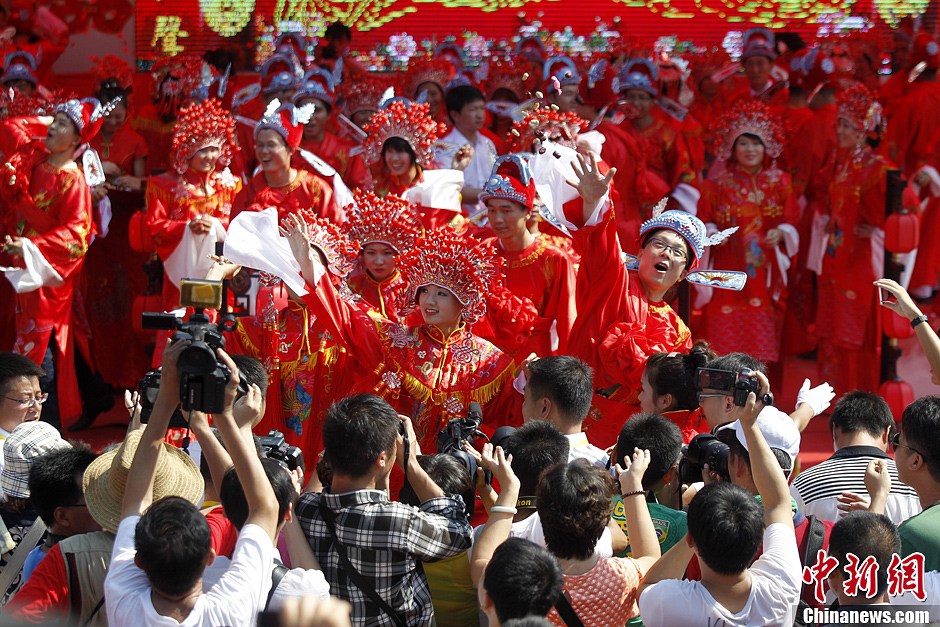 30對新人集體舉辦中式婚禮 引萬人圍觀