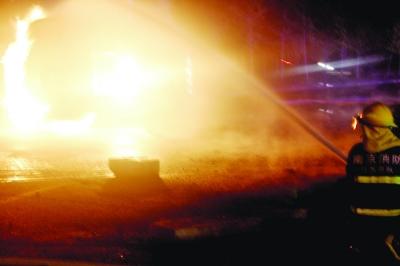 槽罐車側翻火焰躥5層樓高 前后百米綠化帶被燒毀