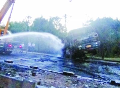 槽罐車側翻火焰躥5層樓高 前后百米綠化帶被燒毀