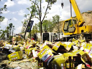 超載貨車急剎側(cè)翻 806件11噸啤酒橫流馬路(圖)