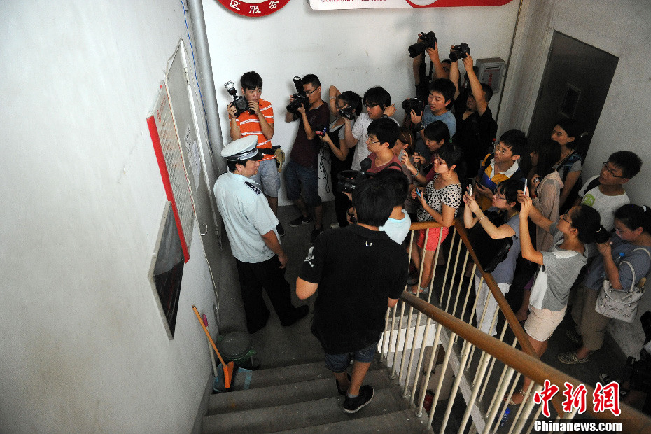 “樓頂別墅”樓下拉起警戒線 防高空墜物