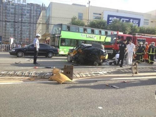 北京廣渠路三車相撞 出租車“腰斬”司機死亡