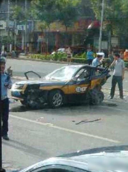 北京廣渠路三車相撞 出租車“腰斬”司機死亡