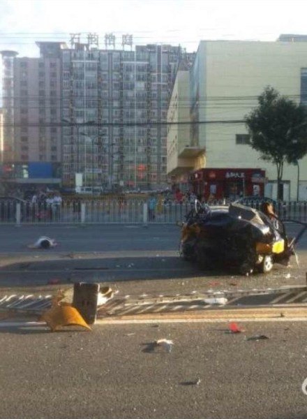 北京廣渠路三車相撞 出租車“腰斬”司機(jī)死亡