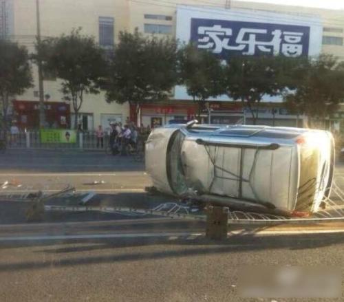 北京廣渠路三車相撞 出租車“腰斬”司機死亡