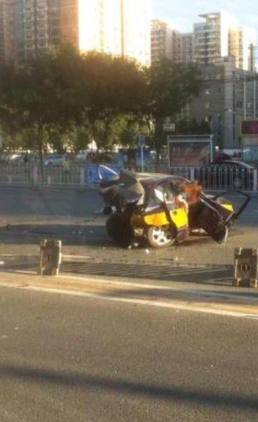 北京廣渠路三車相撞 出租車“腰斬”司機死亡