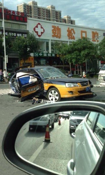 北京廣渠路三車相撞 出租車“腰斬”司機死亡