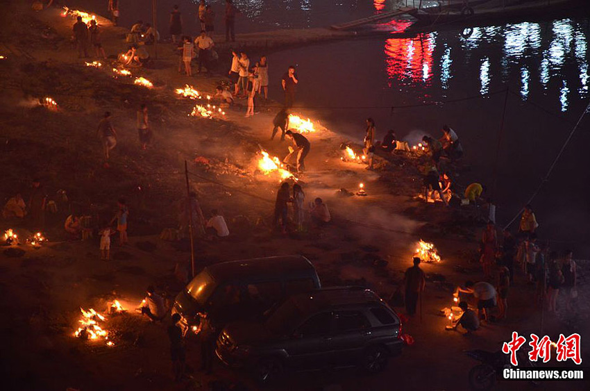 高清：四川達州民眾“月半”祭祀致煙霧罩城