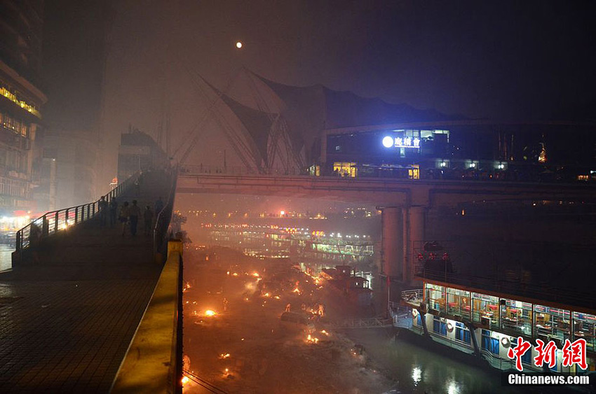 高清：四川達州民眾“月半”祭祀致煙霧罩城
