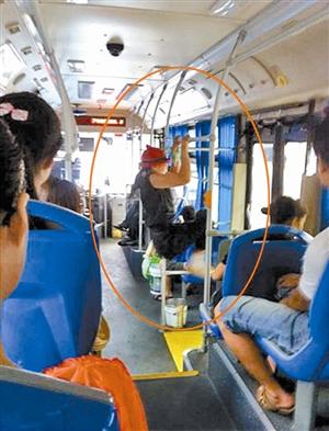 阿姨公交健身一小時 網友稱難度系數“9.9”(圖)