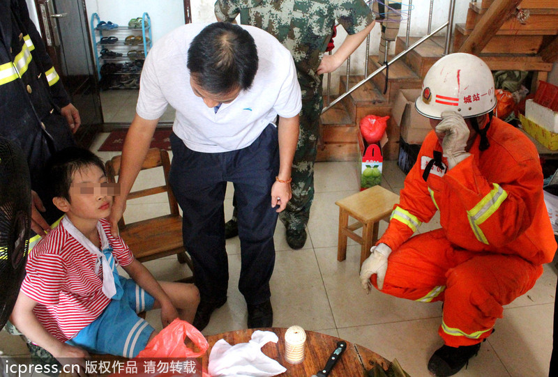 廣西玉林：男童懸吊空中頭卡8樓防盜窗 消防官兵20分鐘緊急營救