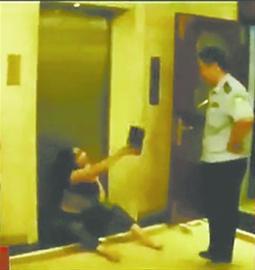 大連女子大鬧洗浴中心脫衣襲警 派出所內(nèi)小便(圖)