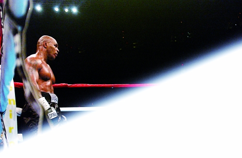 拳王泰森開微博約戰甄子丹 網友：城管最能打