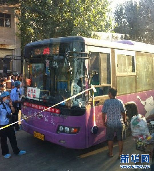 安陽(yáng)公交車持刀搶劫案致2死13傷 懸賞10萬(wàn)追兇
